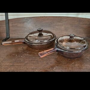 Two amber glass PYREX pots
